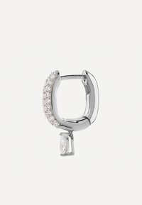 Silberne Creolen mit gewölbtem Design, versehen mit einer Reihe kleiner klarer Steine und einem hängenden, marquise-förmigen Kristall. Glatte, polierte Oberfläche.