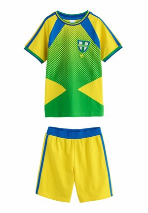 Kindersportoutfit met gele shorts en een geel, groen en blauw T-shirt met korte mouwen, met een Braziliaans embleem op de borst.