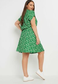 Yours Clothing FLORAL - Abito a camicia - green