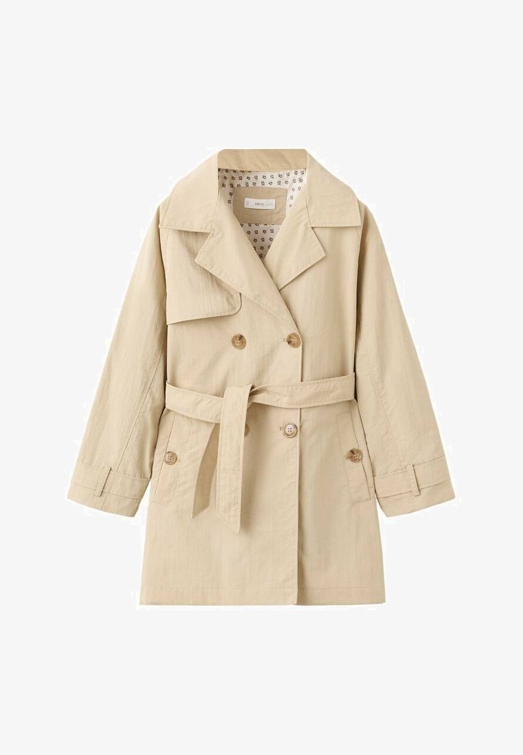 Gabardina beige de doble botonadura con solapas anchas, bolsillos con botones, cinturón en la cintura y correas en los puños de las mangas largas.