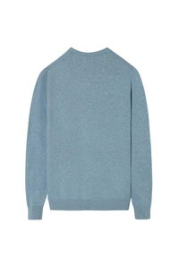Suéter azul claro, de cuello redondo, de manga larga, con puños y dobladillo acanalados, tejido con textura, diseño liso sin patrones ni adornos adicionales.