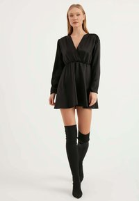 Herita V-neck Satin Dress - Freizeitkleid - black