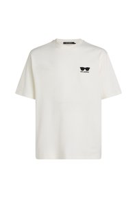 Fehér pamut póló kerek nyakkal és rövid ujjal. Bal mellkason fekete napszemüveg grafika és "KARL LAGERFELD" felirat található.