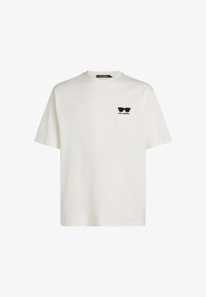 T-shirt in cotone bianco con collo rotondo e maniche corte. Presenta una grafica di occhiali da sole neri e il testo "KARL LAGERFELD" sul lato sinistro del petto.