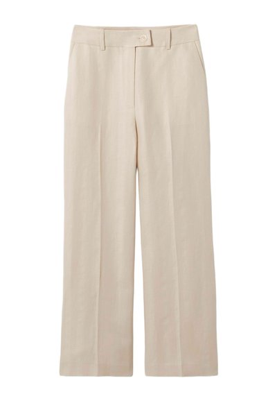 Pantalon beige taille haute à jambes larges, avec bouton à l'avant, passants pour ceinture, poches latérales, et pli marqué sur chaque jambe.