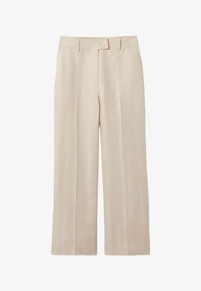 Pantalon beige taille haute à jambes larges, avec bouton à l'avant, passants pour ceinture, poches latérales, et pli marqué sur chaque jambe.
