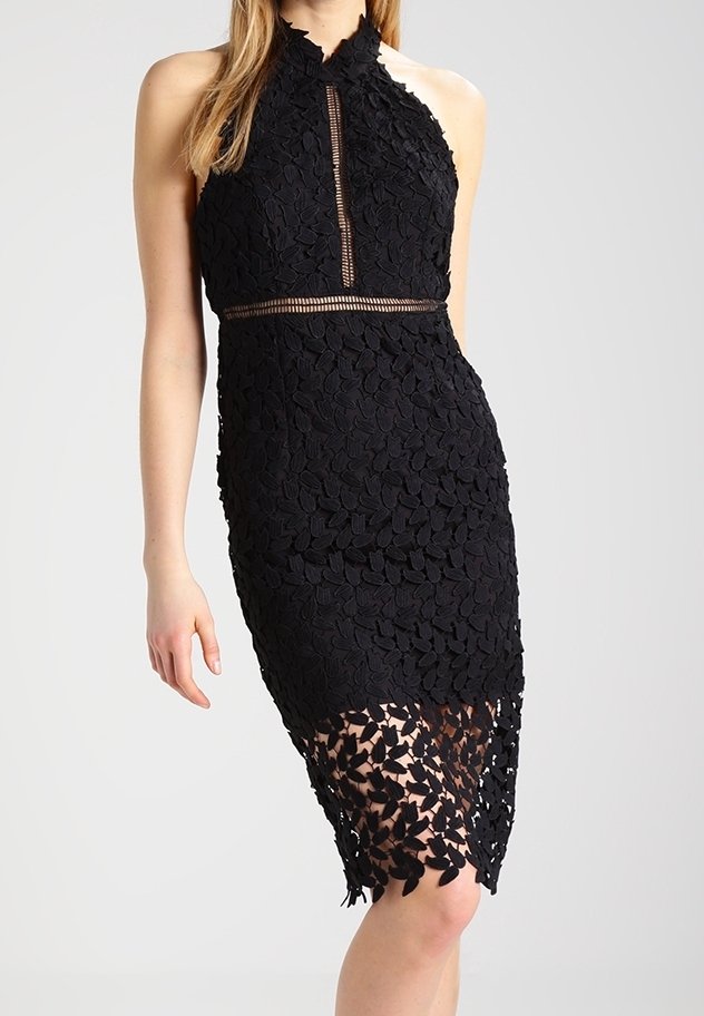 Robe en dentelle noire avec un col montant, un motif floral et un ourlet inférieur transparent. Le design présente une silhouette ajustée et des détails complexes.