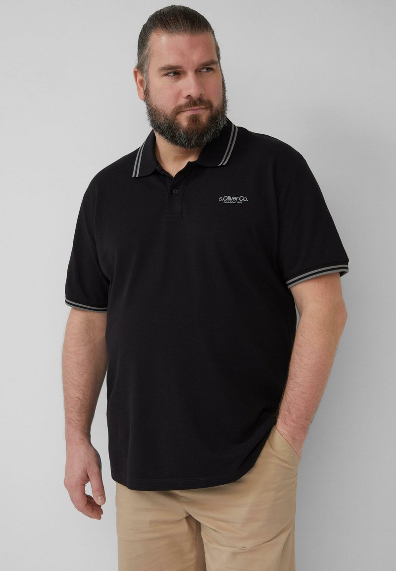 Zwarte polo met een grijs gestreepte kraag en manchetten, voorzien van een logo op de borst, gemaakt van gladde stof en casual snit.