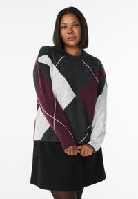 Maglione lavorato a maglia in tonalità di grigio, bordeaux e nero con un motivo a rombi. Presenta un collo rotondo e maniche lunghe.