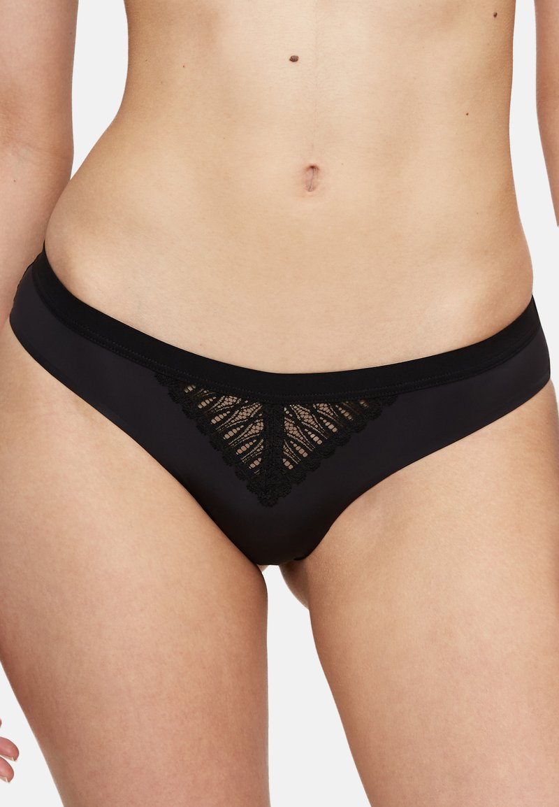 Czarny bikini z koronkowym panelem z przodu, z falbaniastym brzegiem i gładką talią dla wygody i dopasowania.