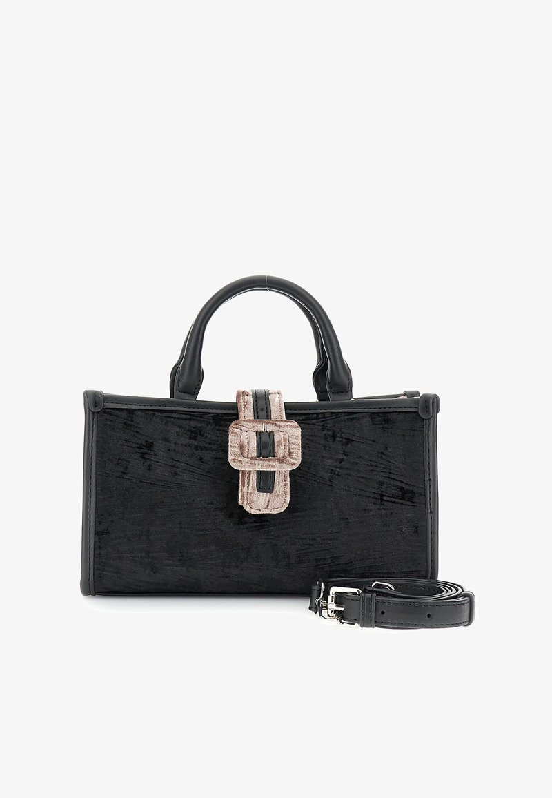 Sort handbag med en struktureret overflade, der har et fremtrædende beige og sort spænde, robuste topstropper og en aftagelig skulderrem.