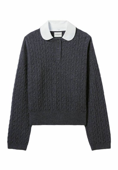 Maglione grigio scuro a treccia con colletto bianco, pattina con bottoni corta e orlo e polsini a coste, con un tessuto testurizzato.