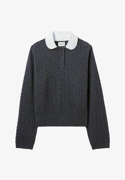 Suéter de punto trenzado gris oscuro con un cuello blanco tipo polo, tapeta de botones cortos y dobladillo y puños acanalados, que presenta una tela texturizada.