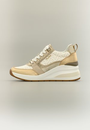 Baskets compensées pour femmes beige et blanc avec motif géométrique, lacets sur le devant, logo ALDO sur le côté et languette de tirage au talon.