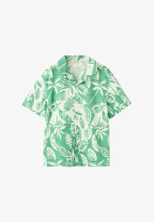 Camicia verde e bianca a maniche corte con bottoni, con motivi di foglie tropicali e piante, collo aperto e taschino sul petto.