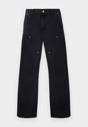 Pantalon large en denim noir avec fermeture à boutons, plusieurs poches et détails de coutures incurvées à l'avant et sur les côtés.