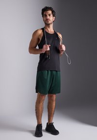 Pier One Sport LONGER FIT QUICK-DRYING SPORTS SHORTS - Calções desportivos - dark green