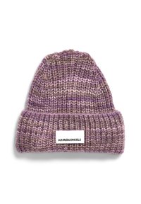 Gebreide beanie in verschillende tinten paars en bruin, met een omgeslagen rand en een wit label met de tekst "ARMEDANGELS".