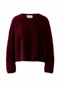 Bordeaux cashmere sweater met een zachte, fluffy textuur, ronde halslijn en lange mouwen. De cropped lengte accentueert een ontspannen pasvorm.