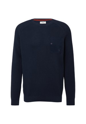 Pull bleu marine avec un motif de tricot texturé, col rond et une poche applique avec un détail de bouton sur le côté gauche.