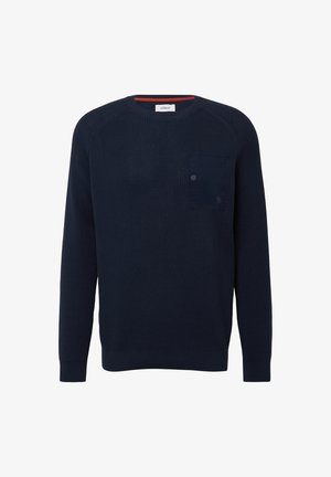 Marineblauwe trui met een gestructureerd breipatroon, ronde halslijn en een patchzak met een knoopdetail aan de linkerkant.