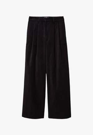 Pantalons larges noirs en tissu doux, avec des plis avant et une taille classique. Texture lisse avec une finition soignée.