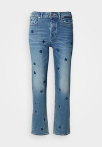 Lyseblå denimjeans med rett ben, med marineblå blomsterbroderi og slitasjeeffekter nær lommene og kanten.