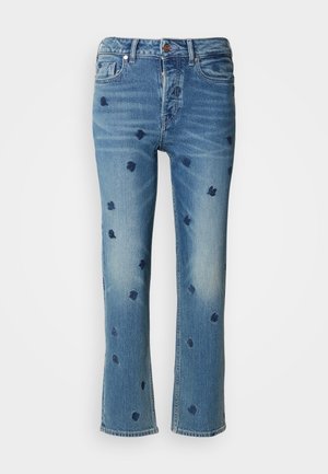 Jean en denim bleu clair avec une coupe droite, ornés de broderies florales navy et d'effets de délavage près des poches et de l'ourlet.