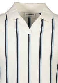 Polo blanc avec des rayures verticales noires et bleu clair, avec une coupe décontractée et un col doux.