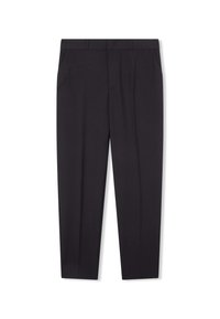 Czarne spodnie z gładkiego materiału, charakteryzujące się prostym krojem nogawek, przednimi kieszeniami oraz plisami, które nadają elegancki wygląd.