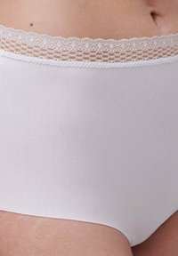 Hochbundhöschen in Weiß, nahtlos mit Spitzenbesatz, getragen auf dem Unterbauch und den Hüften einer Frau.