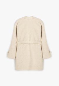 Beige villakangastakki vyöllä, huivikauluksella ja kolmennesosapituilla hihoilla. Ominaisuuksiin kuuluu sileä pinta ja yksinkertaiset, puhtaat linjat.