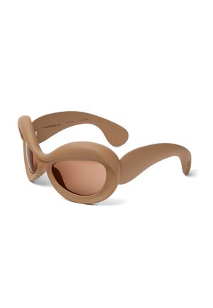 Occhiali da sole oversize marroni con montature larghe testurizzate e stanghette curve abbinate, con lenti scure.