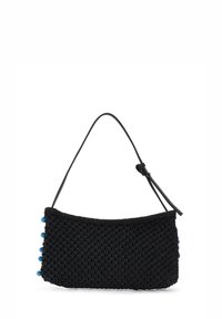 Svart vävd handväska med en texturerad design, som har en böjd form och blå pärlaccenter längs ena sidan. Inkluderar ett tunt axelband.