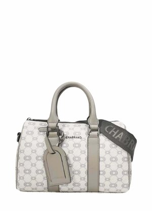 Sac à main blanc et gris à motifs, avec double anses, une bandoulière amovible avec le texte "CHABRAN" et une étiquette bagage assortie attachée.