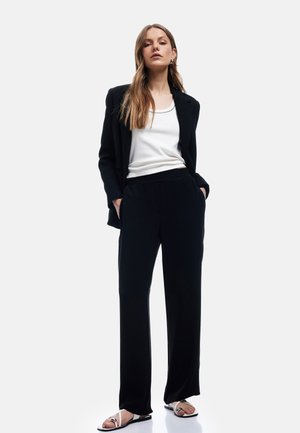LOOSE - Pantalones - black