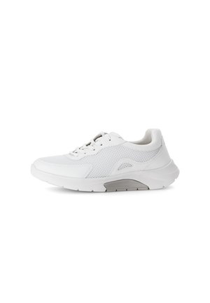 Witte sportschoen met een bovenwerk van mesh, afgeronde vorm, vetersluiting, getextureerde accenten en een grijze tussenzool voor demping.