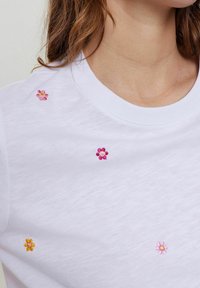 Nümph T-shirt med print - white