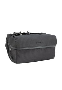 Bolsa de tela color gris oscuro con forma rectangular, con cremallera superior, logo en relieve y textura suave. Bolsillos laterales con cremallera.