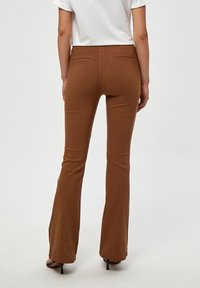 Minus MICARMA FLARED PANTS - Püksid - walnut brown