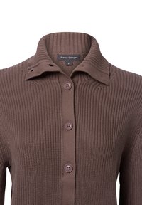 Brązowy, prążkowany kardigan z dzianiny z kołnierzem i trzema guzikami z przodu. Tkanina ma teksturowany wygląd z delikatnym przeszyciem.