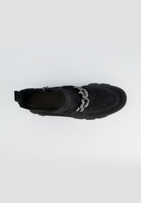 Bottines en daim noir avec un bout rond, présentant un détail de chaîne métallique, une fermeture éclair latérale et une semelle en caoutchouc texturé pour une meilleure adhérence.