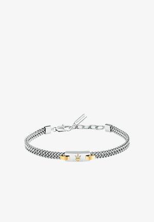 Bracciale in argento con un design intrecciato, caratterizzato da un pannello centrale accentuato in oro con un logo. Include un clasp a aragosta e una catena di estensione.