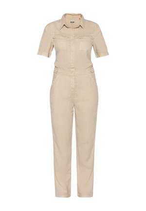 Beżowy lniany kombinezon z krótkimi rękawami, dwoma przednimi kieszeniami, zapięciem na guziki oraz dopasowaną talią. Gładka tekstura i lekko pomarszczony wygląd.