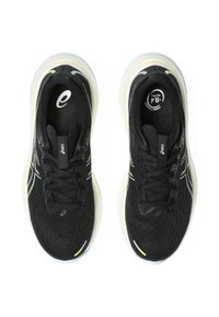 Zapatillas deportivas negras hechas de malla transpirable con acentos reflectantes, suelas acolchadas y una superficie texturizada para un mejor agarre.