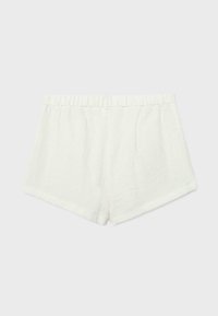 Shorts décontractés à taille élastique blanche, coupe ample et texture douce, conçus pour le confort et un usage quotidien.