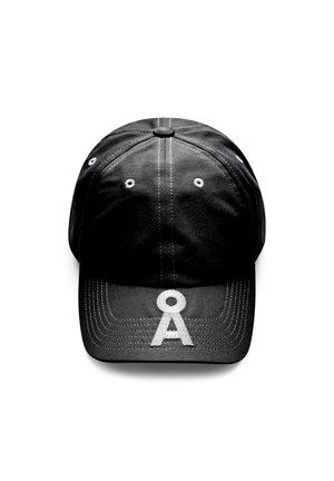 Czarna czapka z daszkiem z białym przeszyciem, z dużą białą stylizowaną literą „Å” na środku przedniej części daszka.