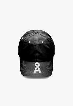 Sort baseballkasket med hvid syning, der har et stort hvidt stiliseret bogstav "Å" midt foran på skyggen.