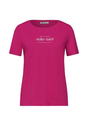 Jasnoróżowa koszulka z krótkim rękawem i okrągłym dekoltem z białym napisem „Atelier Soleil Natural Summer Selection” na środku przodu.