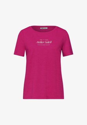 Jasnoróżowa koszulka z krótkim rękawem i okrągłym dekoltem z białym napisem „Atelier Soleil Natural Summer Selection” na środku przodu.